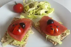 Brot garnieren - Tomaten-Marienk&auml;fer