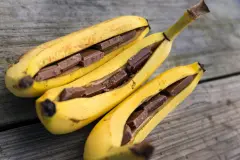 Gebackene Banane mit Schokoladenst&uuml;ckchen