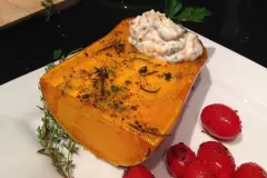 Gebackener Butternut K&uuml;rbis mit K&uuml;rbis-Kr&auml;utercreme - vegetarisch