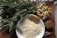 Pesto aus Salbei mit Cashews und Parmesan