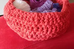 Korb aus Jersey Betttuch h&auml;keln