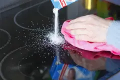 Hartn&auml;ckige Verkrustungen auf Herdplatten entfernen