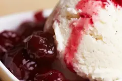 Vanilleeis mit hei&szlig;en Kirschen