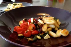 Aromatische Salbei-Gnocchi mit Kirschtomaten & Parmesan - vegetarisch