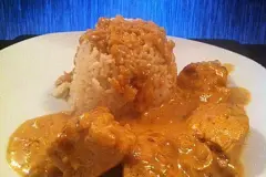 H&uuml;hnerbrustfilet in Zwiebelrahmso&szlig;e und Reis