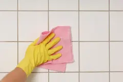 Dunkle Badfugen mit Natron wei&szlig; machen