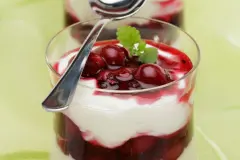 Creme mit wei&szlig;er Schokolade und Kirschen