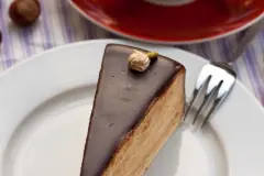 Nougat-Sahne-Torte mit Knusperboden