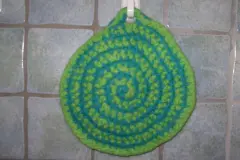 Zweifarbige Spiralen h&auml;keln - gefilzte Topflappen