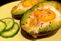 Vegetarischer Snack: Avocado mit Ei im Ofen gebacken