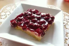 Blechkuchen mit Kirschen und Vanillepudding-F&uuml;llung