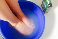 K&ouml;rper ents&auml;uern mit Kaiser Natron Fu&szlig;bad