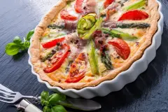 Quiche mit gr&uuml;nem Spargel und Tomaten
