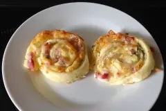 Bl&auml;tterteigschnecken mit Schmand und Bacon