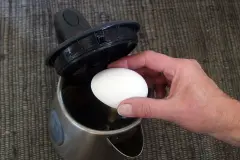 Fr&uuml;hst&uuml;ckseier aus dem Wasserkocher