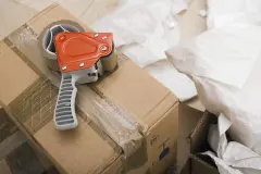 Kleberreste von Paketklebeband entfernen