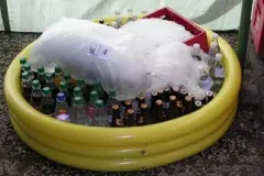 Getr&auml;nke k&uuml;hlen mit Planschbecken und Eis