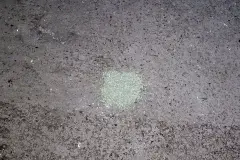 &Ouml;lflecken auf Garagenboden oder Steinb&ouml;den mit Katzenstreu entfernen