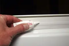 Festfrieren der Gefrierfachklappe mit Silikonfett vermeiden