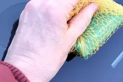 Insektenschmutz von der Autoscheibe entfernen