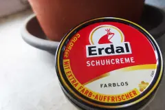 Terrakottat&ouml;pfe mit Schuhcreme wetterfest machen