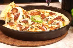 Tiefgefrorene Pizza aus der Pfanne