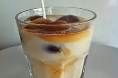 Kalte Milch mit Chai-Tee-Eisw&uuml;rfeln