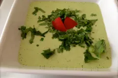 Kalte Koriander-Avocado-Kokos-Suppe - vegetarisch