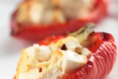 Paprika mit Schafsk&auml;se und Tomatensauce
