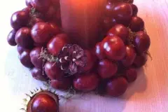 Dekorativer Kastanien-Kerzenkranz