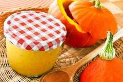 K&uuml;rbiscremesuppe in Gl&auml;ser eingekocht