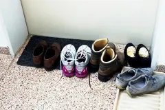 Brandlast: Schuhe und andere Gegenst&auml;nde im Treppenhaus