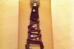 Geschenkverpackung aus Packpapier & Zweigen