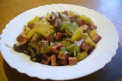 Leberk&auml;se-Pfanne mit Lauch und Champignons