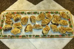 Marzipan-Datteln mit wei&szlig;er Schokolade und Walnuss