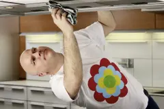 Fett-Staub-Schmiere auf K&uuml;chenschr&auml;nken entfernen