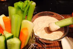 Erdnuss-Cashew-Kokos-Dip f&uuml;r Gem&uuml;se Sticks