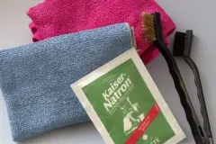 Dunkle Fugen von Bodenfliesen reinigen