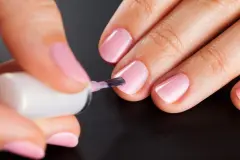 Nagellack h&auml;lt l&auml;nger auf den N&auml;geln