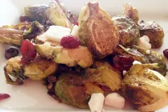 Ger&ouml;steter Rosenkohl mit Cranberrys und Ziegenk&auml;se