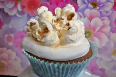 Schoko-Cupcakes mit Popcorn-Topping