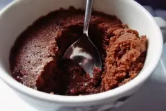 Schoko Tassenkuchen mit Nutellakern aus der Mikrowelle