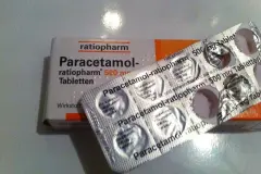 Paracetamol-Tabletten gegen hartn&auml;ckige Schwei&szlig;flecken
