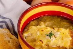 Zwiebelsuppe mit K&auml;se