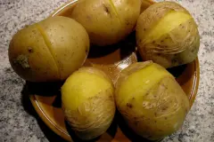 Pellkartoffeln leicht und schnell sch&auml;len