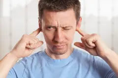 Tinnitus: Wie entsteht das Piepen im Ohr und was hilft dagegen?