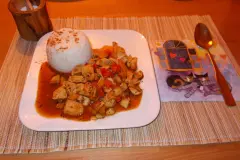 Schnelle H&auml;hnchenpfanne "mediterran" mit Reis-Timbale