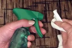 Couch reinigen mit Fensterreiniger