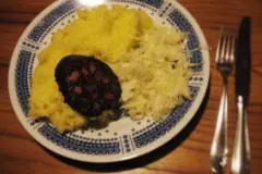 Superschnelles Gericht: Blutwurst mit Kartoffelp&uuml;ree und Krautsalat