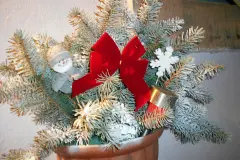 Treppenaufgang mit weihnachtlich aussehenden Blumenk&auml;sten